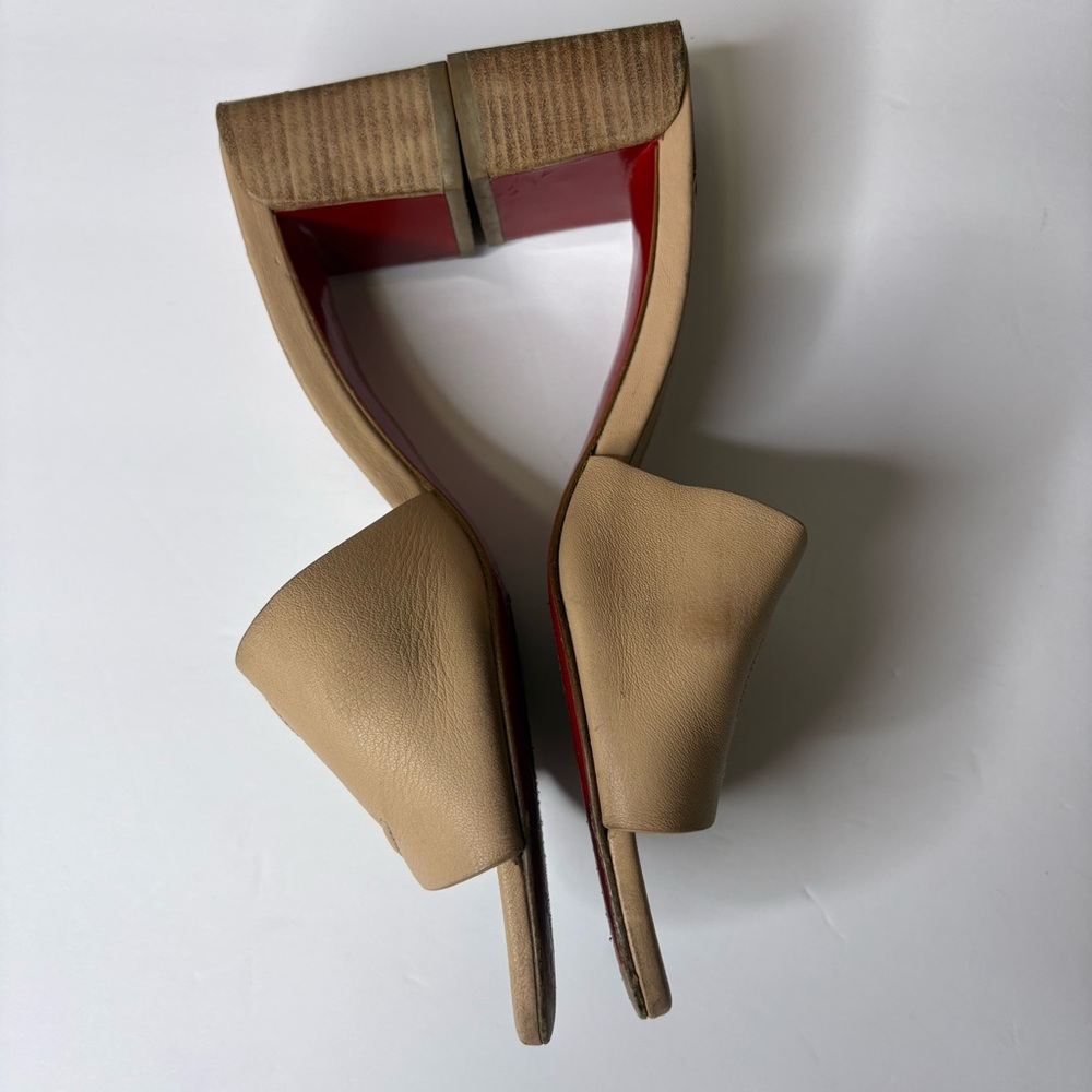 Christian Louboutin Cream Heel CL Logo Mule Slide Sandal
authentic size 7 - Picture 3 of 8